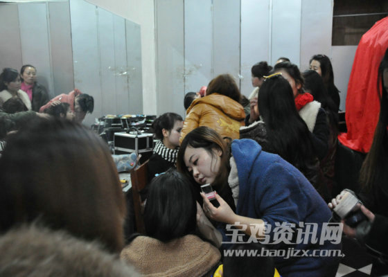晚会台前幕后忙碌的事情职员.jpg 晚会台前幕后忙碌的事情职员.jpg
